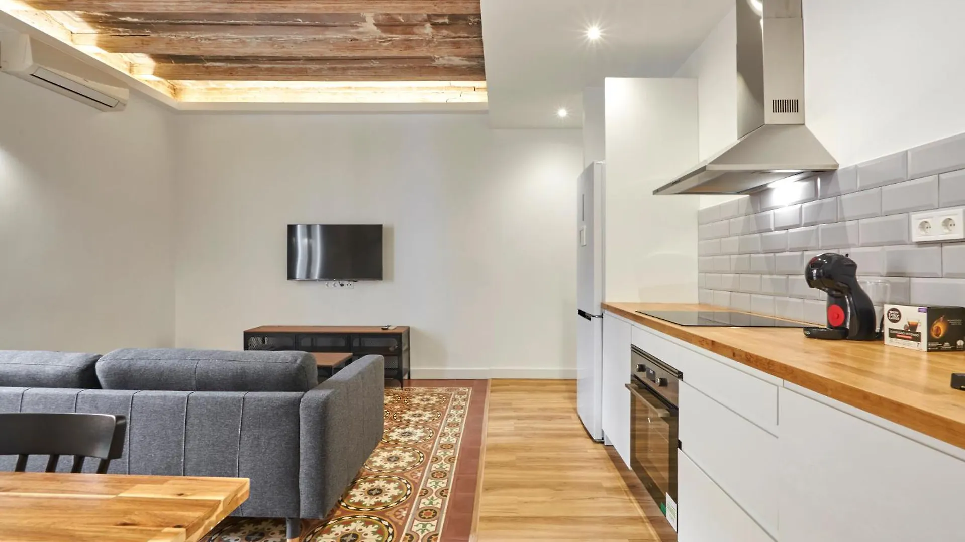 Comfortable Apartment Next To Apolo Theater 바르셀로나