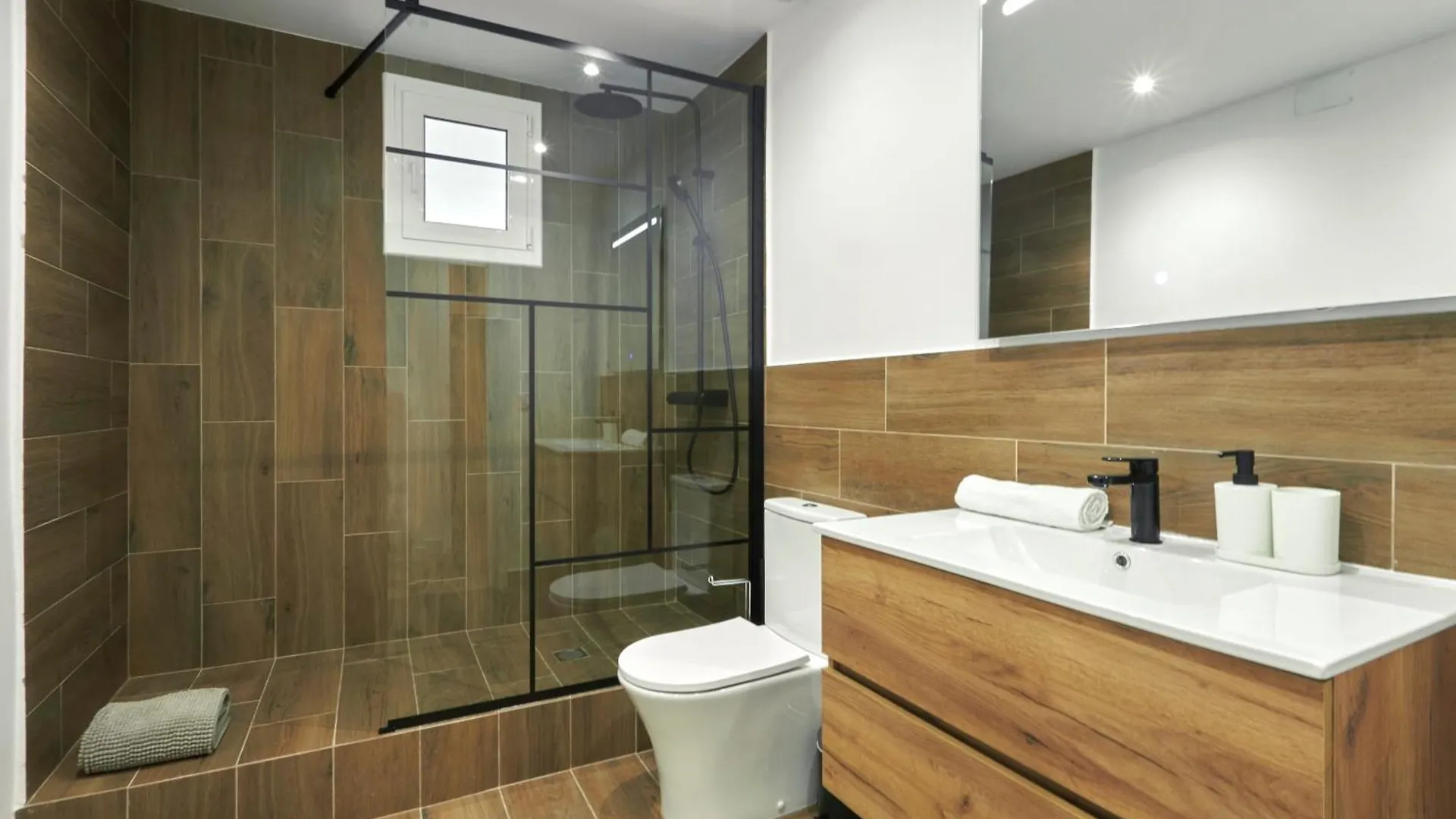 Comfortable Apartment Next To Apolo Theater Spain