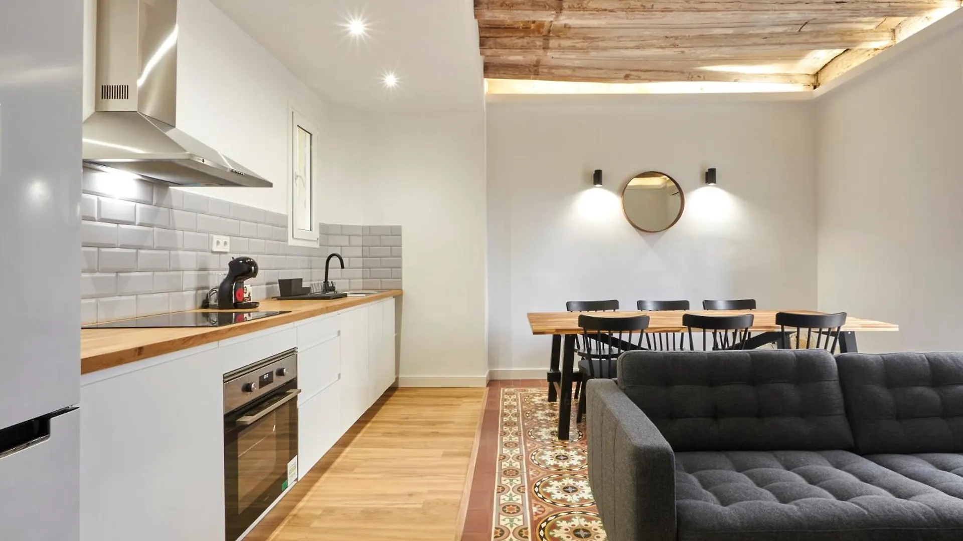 Comfortable Apartment Next To Apolo Theater  Barcelona